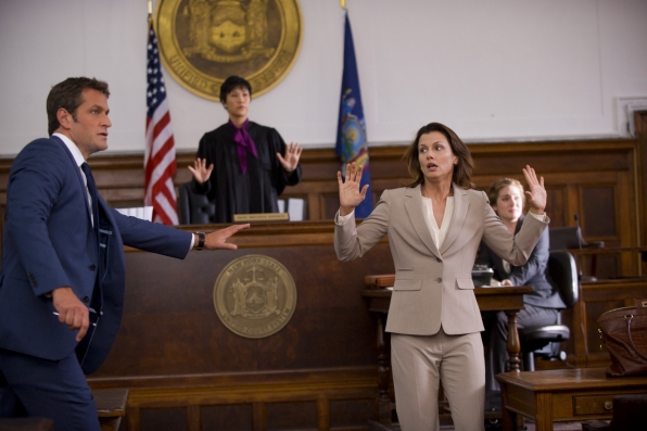 Jack (Peter Hermann), la juge Andros (Cindy Cheung) & Erin (Bridget Moynahan)