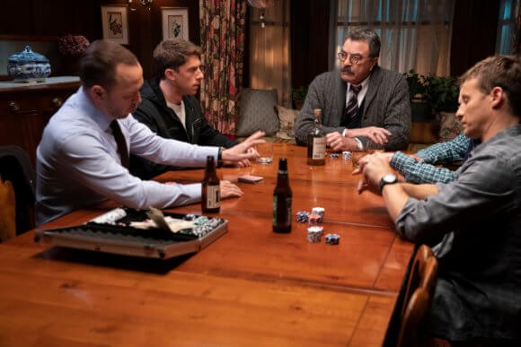 Frank, Joe, Danny, Henry et Jamie à table entrain de jouer une partie de poker