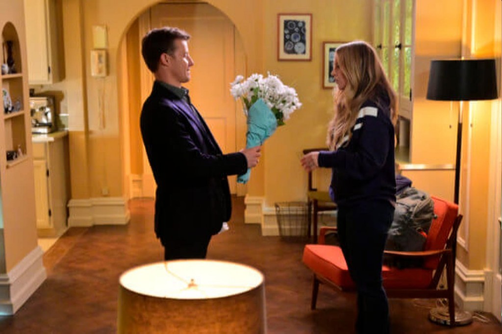 Jamie donnant un bouquet à Eddie chez eux.